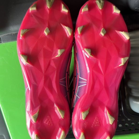 BOYS PREDATOR ADIDAS SOCCER CLEATS ….. GENTLY WORN …..EUC. $200 - Picture 6 of 8